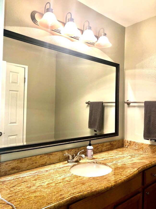 Building Photo - Two bedroom Condo in Alicante Villas