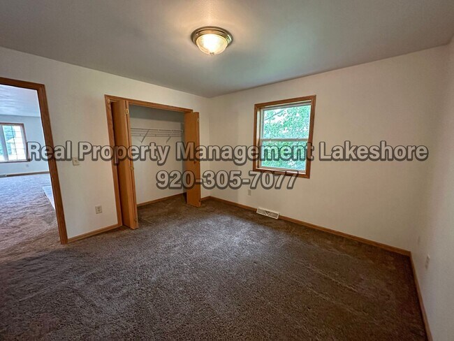Building Photo - Spacious 5-Bedroom, 2-Bathroom House for Rent