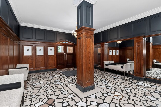 Building Photo - Absolutely stunning penthouse level unit in the historic Poplar building in Charlotte's tree line...