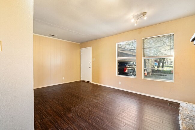Building Photo - Charming 2 Bedroom, 2 Bath Duplex in a Prime South Austin Neighborhood