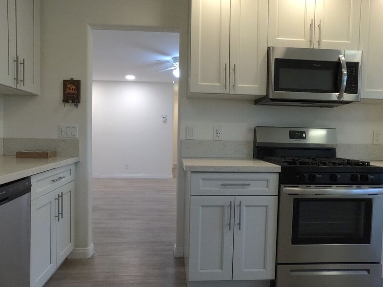 Building Photo - 906 S Gilbert St