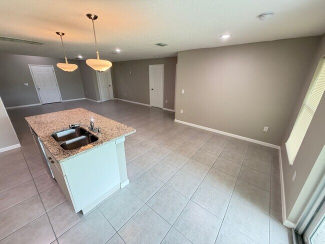 Building Photo - BEAUTIFUL 4 BEDROOM/2 BATH HOME!!!