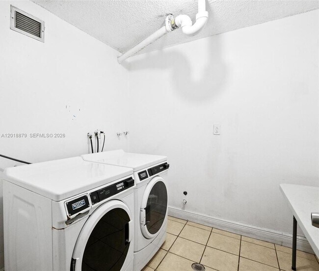 Building Photo - 2771 Taft St