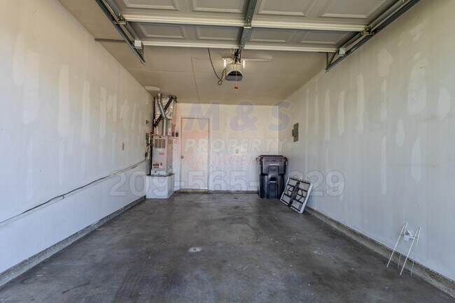 Building Photo - 302 Lovell Way