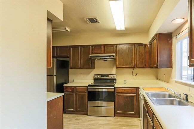 Building Photo - 9901 Sharpcrest St