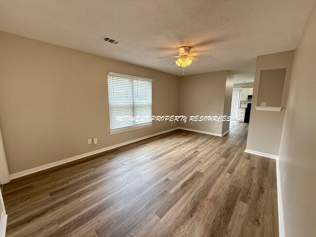 Building Photo - 2 Bedroom Duplex w/ Garage