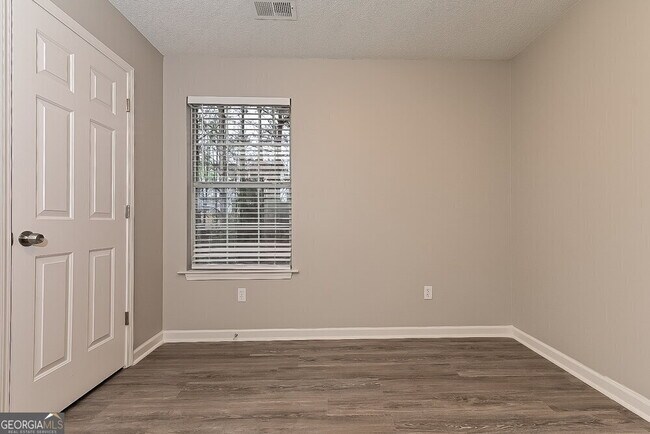 Building Photo - 1205 Redbud Ct