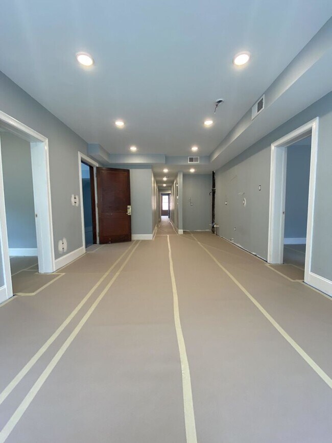 Building Photo - New Apartment in Allston. Eat-in Kitchen. High-End Appliances, Big Bedrooms, Lost of Closets, Lau...