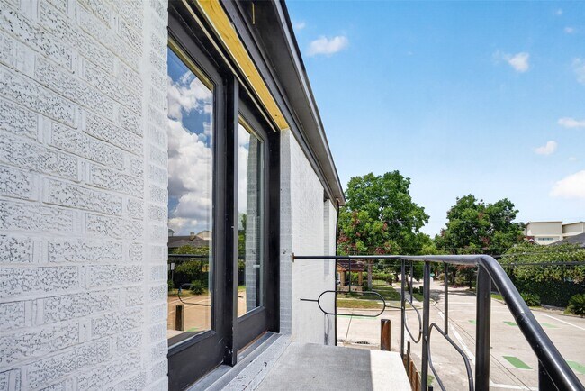 Building Photo - 3701 Hutchins St