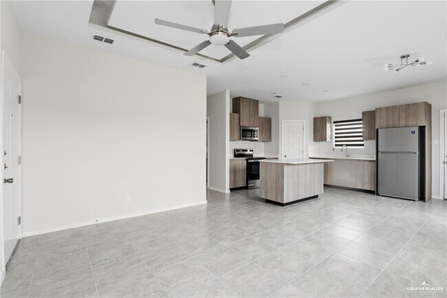 Building Photo - 402 N Alexandrite Ave