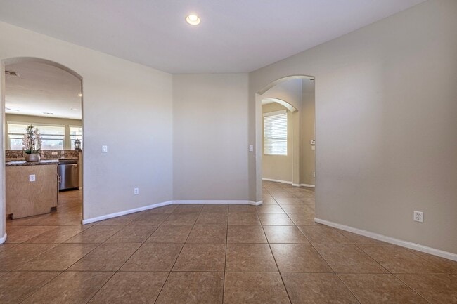 Building Photo - Southwest 5 bd 3 full bath with 2 car gara...