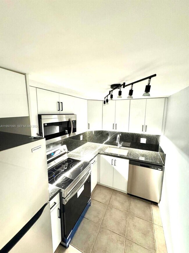 Building Photo - 400 NE 18th Ave