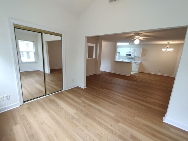 Building Photo - NEWLY RENOVATED 4 Bed/2 Bath with Communit...