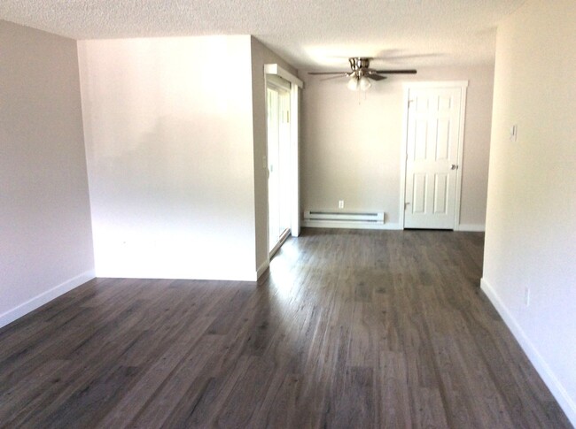 Building Photo - Totally Updated, Beautiful Duplex unit! Av...