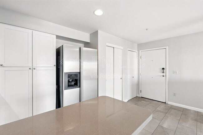 Building Photo - 1005 E 8th St