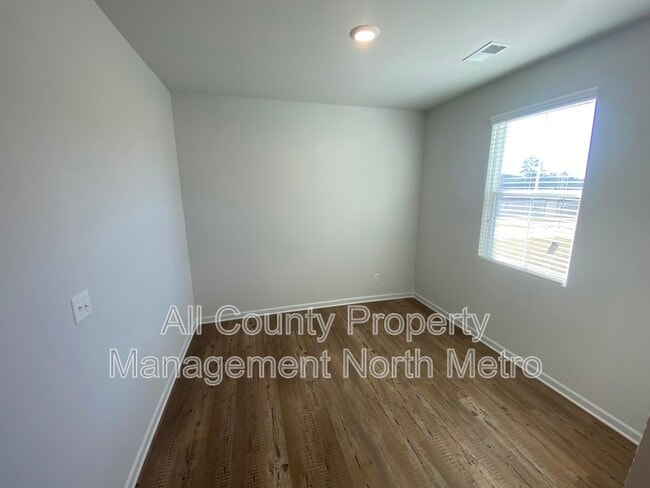 Building Photo - 185 Springwood Ln