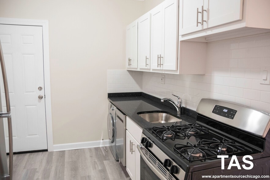 Building Photo - 644 W Roscoe St