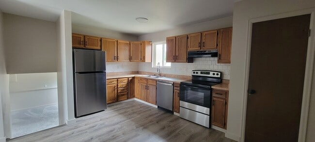 Building Photo - 3 Bedroom 1.5 Bathroom Home