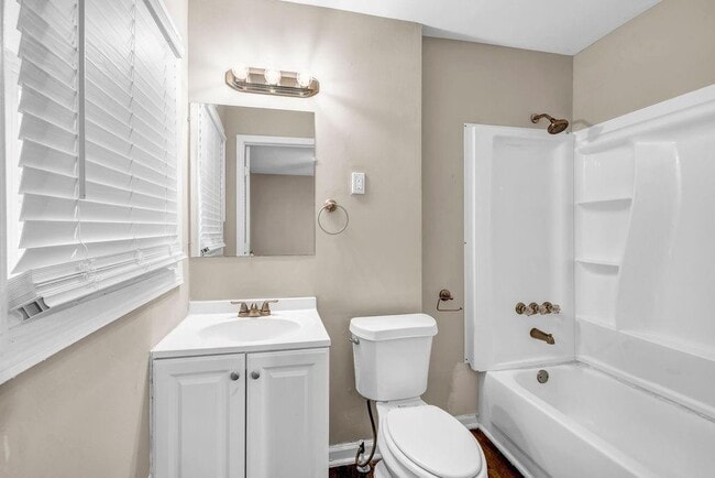 Building Photo - 245 Bromack Dr SE