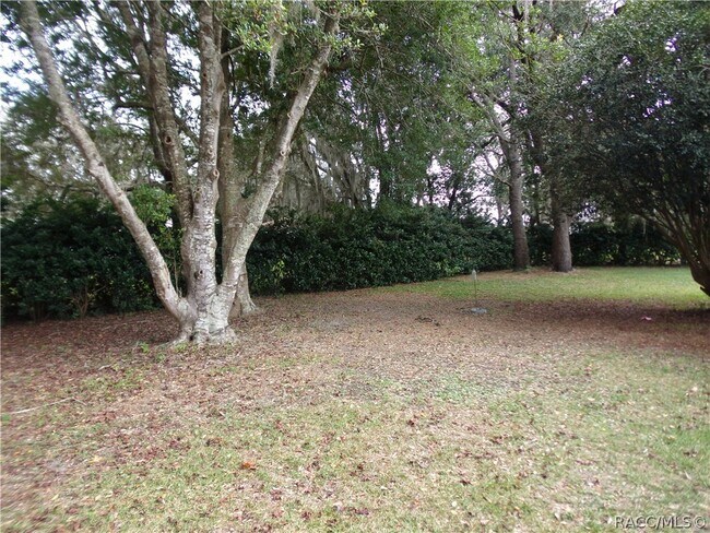 Building Photo - 9081 N Golfview Dr