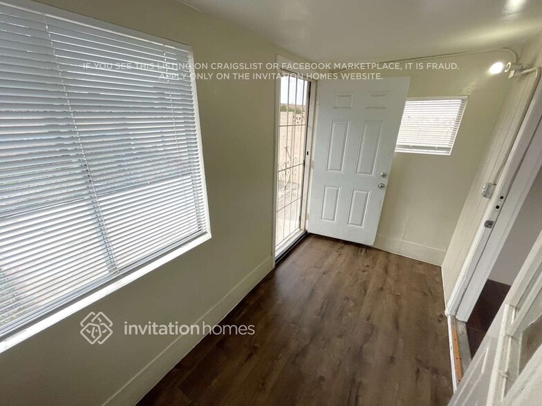 Building Photo - 8435 W Amelia Ave