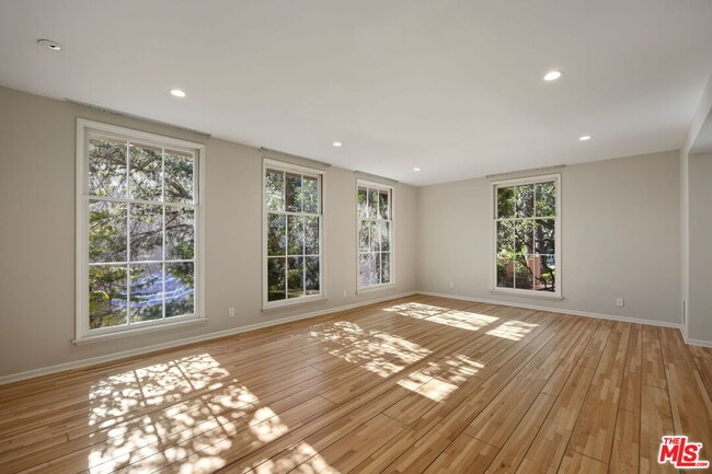 Building Photo - 450 Smithwood Dr