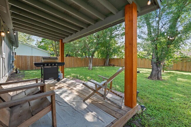 Building Photo - 5001 Dove Springs Dr