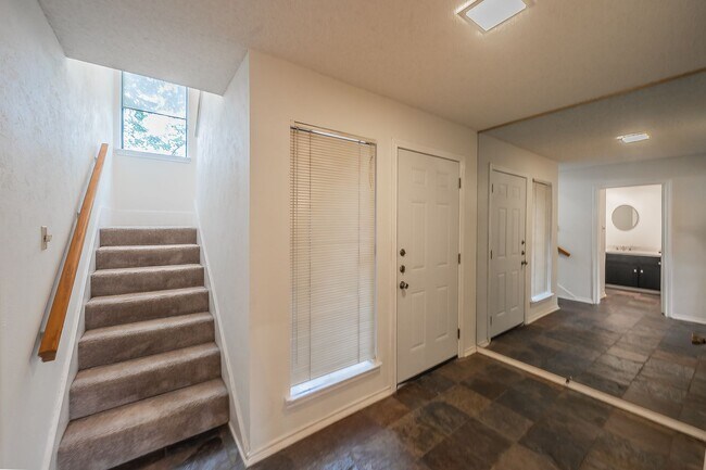 Building Photo - Amazing Townhome