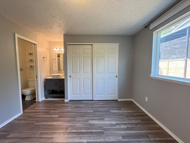 Building Photo - Spacious Yet Cozy 3BR/2BA Home with Garage...
