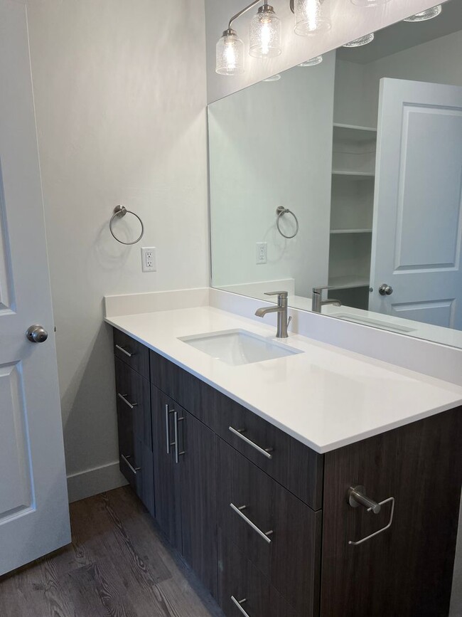 Building Photo - END UNIT - 3 BED 2.5 BATH LUXURY TOWNHOME ...