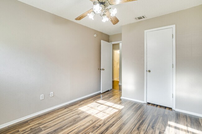 Building Photo - 1104 Sproles Dr