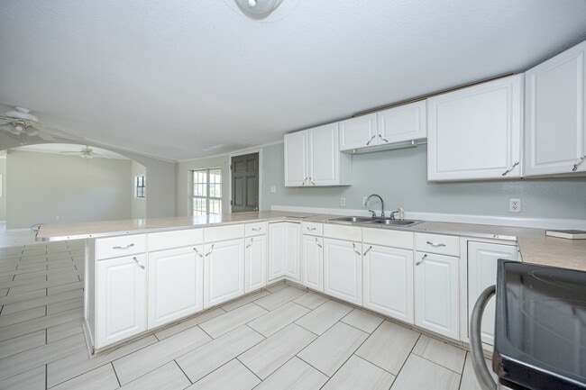 Building Photo - Charming 4-Bedroom, 2-Bath Home in a Prime Location