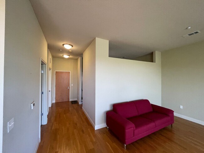 Building Photo - Stylish & Spacious 2-Bedroom Tech Center R...
