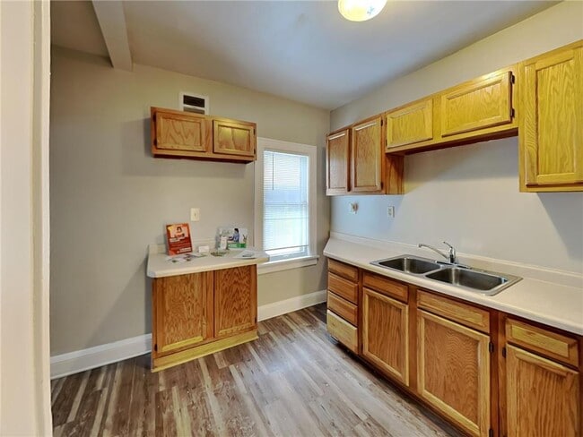 Building Photo - 1856 Clear Ave E