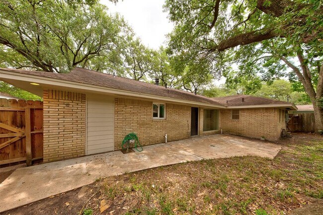 Building Photo - 8826 Robindell Dr