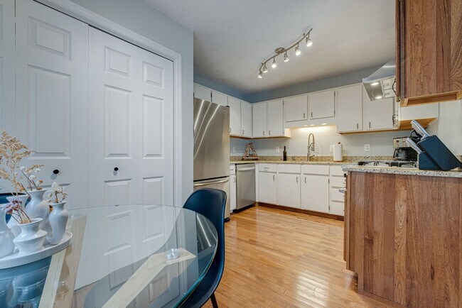 Building Photo - 5148 Village Trce