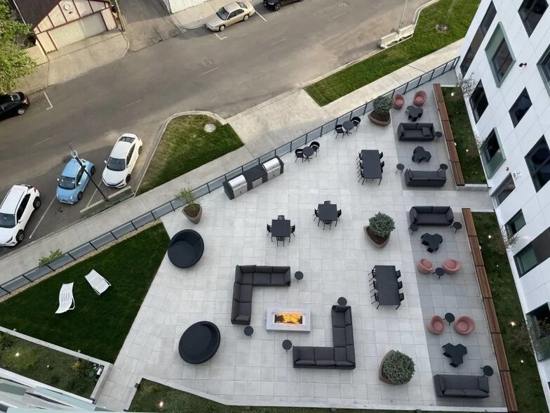 Building Photo - 630 N May St