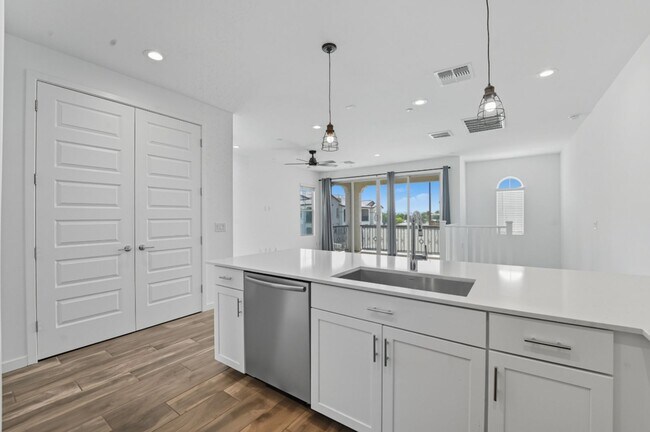 Building Photo - Like Brand New Luxurious Modern 3 Bedroom 2 Bath Townhome in Warner Meadow – Rare Rental Opportun...