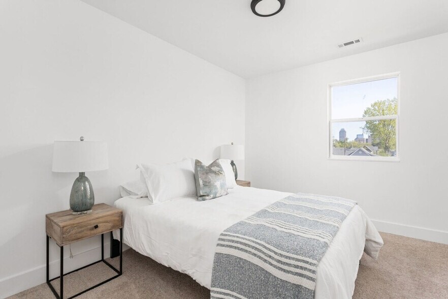 Building Photo - 305 Parkway Ave