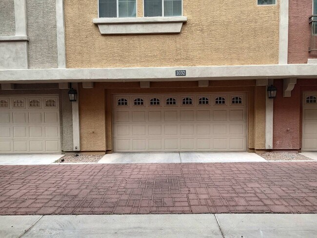Building Photo - 4 Bedroom - 3.5 Bath Townhome in Gilbert