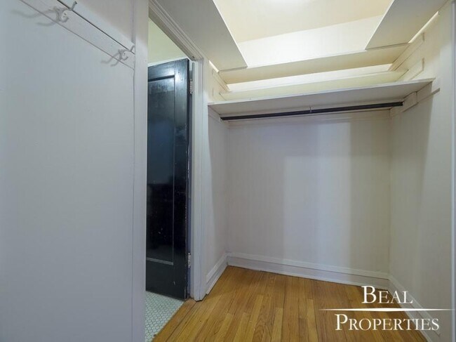 Building Photo - 1 bedroom in CHICAGO IL 60625