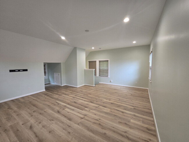 Building Photo - "3-Bed Home on Briarwood Rd: Spacious 1895...