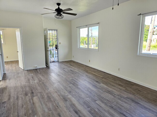Building Photo - 3 Bed / 2 Bath Single-Family Attached Home...