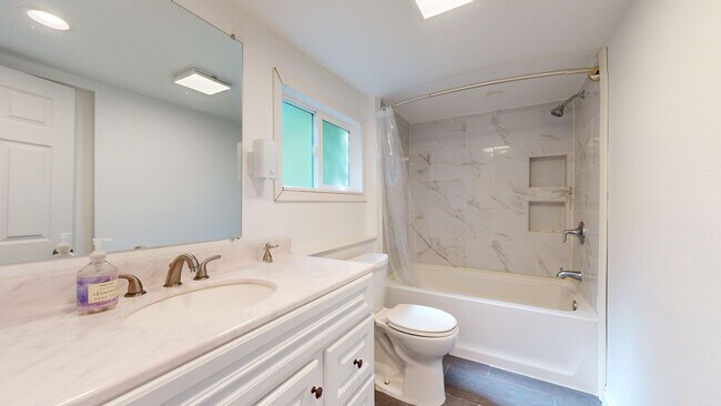 Building Photo - Tracyton 3 Bedroom w/ Tons of Parking & Huge Lot! Avail. 4/15