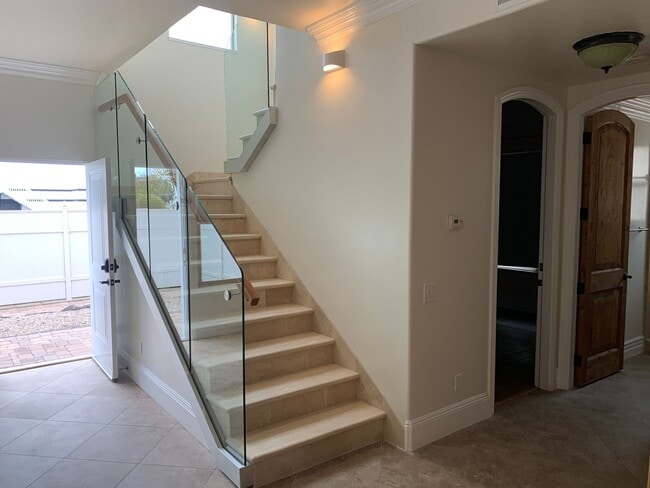 Building Photo - Gorgeous 3 Bed / 2 Bath Duplex in the Vill...