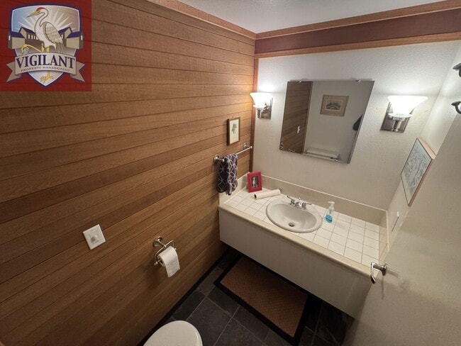 Building Photo - Amazing Furnished 4 bedroom home