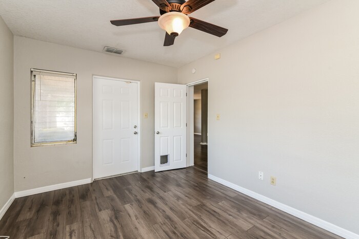 Building Photo - 402 Ariana Ave