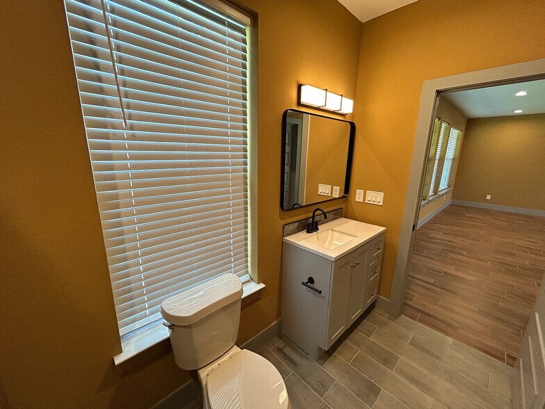 Building Photo - Room in Duplex on N Shore Dr
