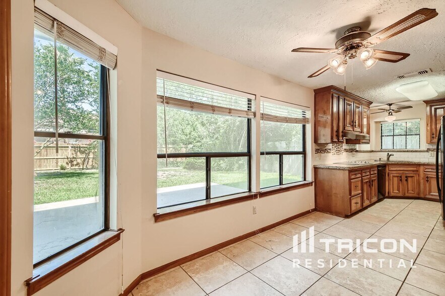 Building Photo - 2118 Waterfall Dr