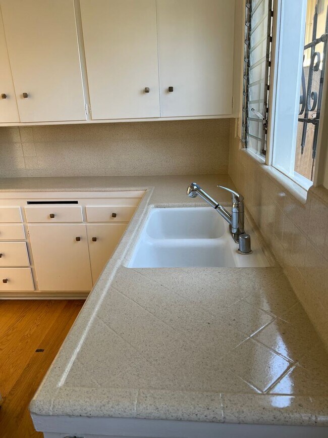 Building Photo - Oceanview Two Bedroom Apartment with Laund...